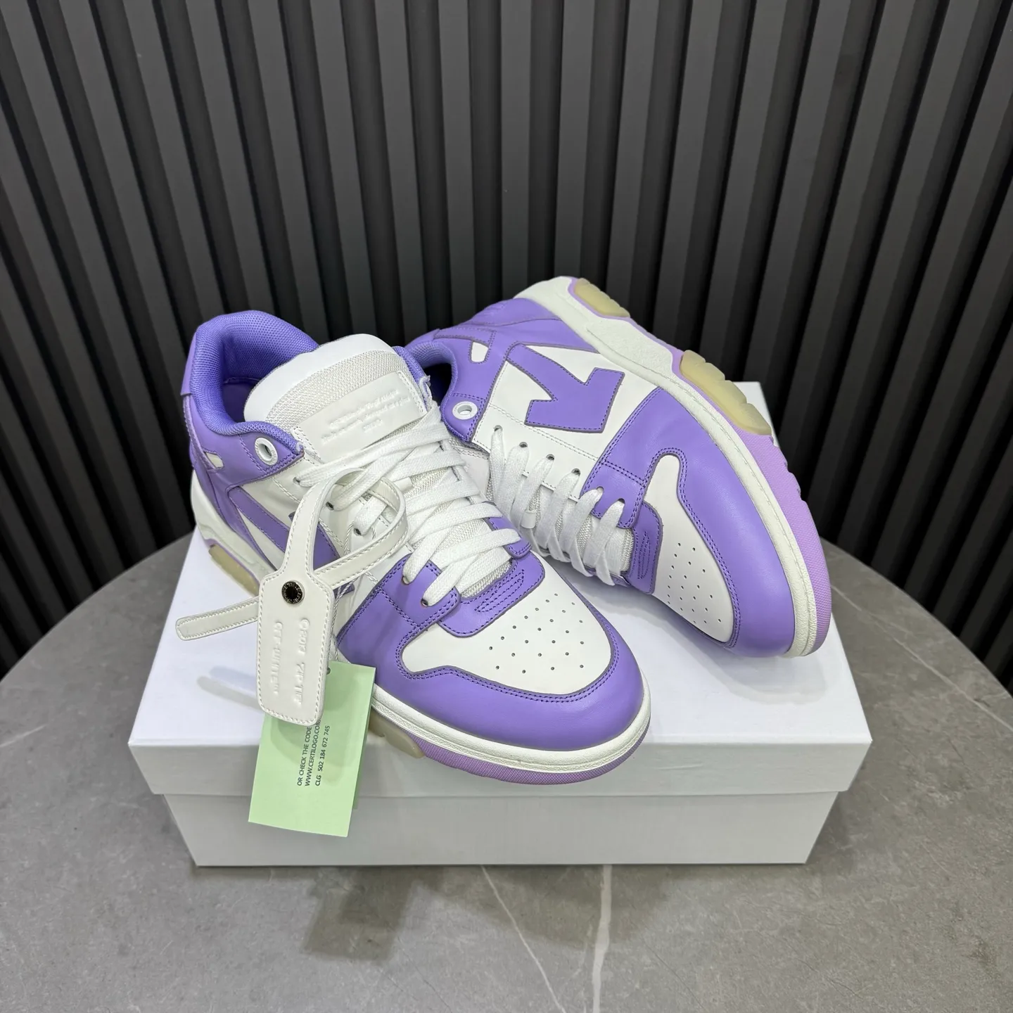 【off- white】P: 620💰Couple model👫, Size: 35-44 (Customized for men 38.45.46) High-quality version👊 "Out of office" series original molding, original lasting, production process 1:1 Original ➰OFF GRAY WHITE OW ➰ First-layer cowhide Imported skin-friendly and environmentally friendly polyester mesh Original molding high elastic and environmentally friendly molding pad Made with the original lasting process. The original molded rubber outsole (never yellows and deforms) has a super correct shape, bright color and strong three-dimensional effect👍. Packaging💯Full set of packaging synchronized with the official website (branded paper, certificate of quality, branded cloth bag)